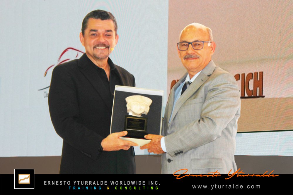 Ernesto Yturralde recibiendo reconocimiento internacional de la CICH por su trayectoria inspiradora
